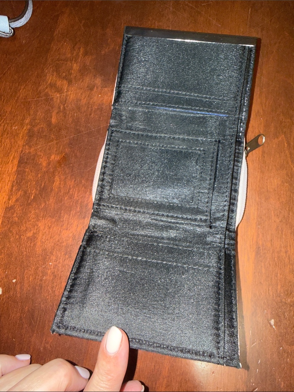 Women’s Check-Pattern Zip Wallet - Picture 5 of 7